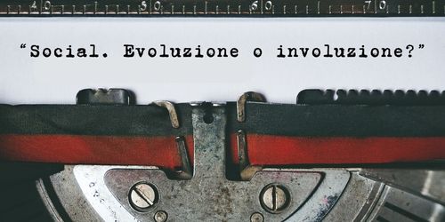 Copertina dell’editoriale «“Social. Evoluzione o involuzione”»