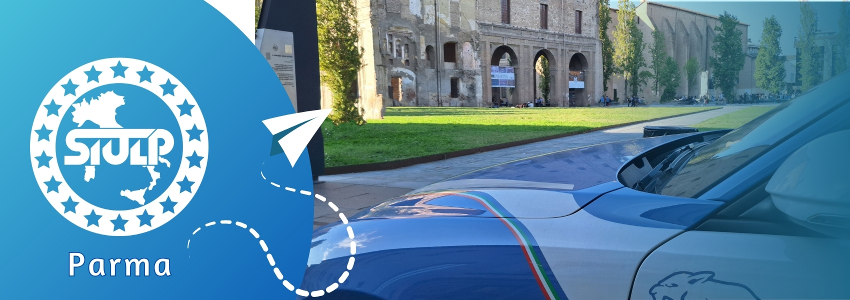 Un'auto della Polizia di Stato davanti al Palazzo della Pilotta a Parma.